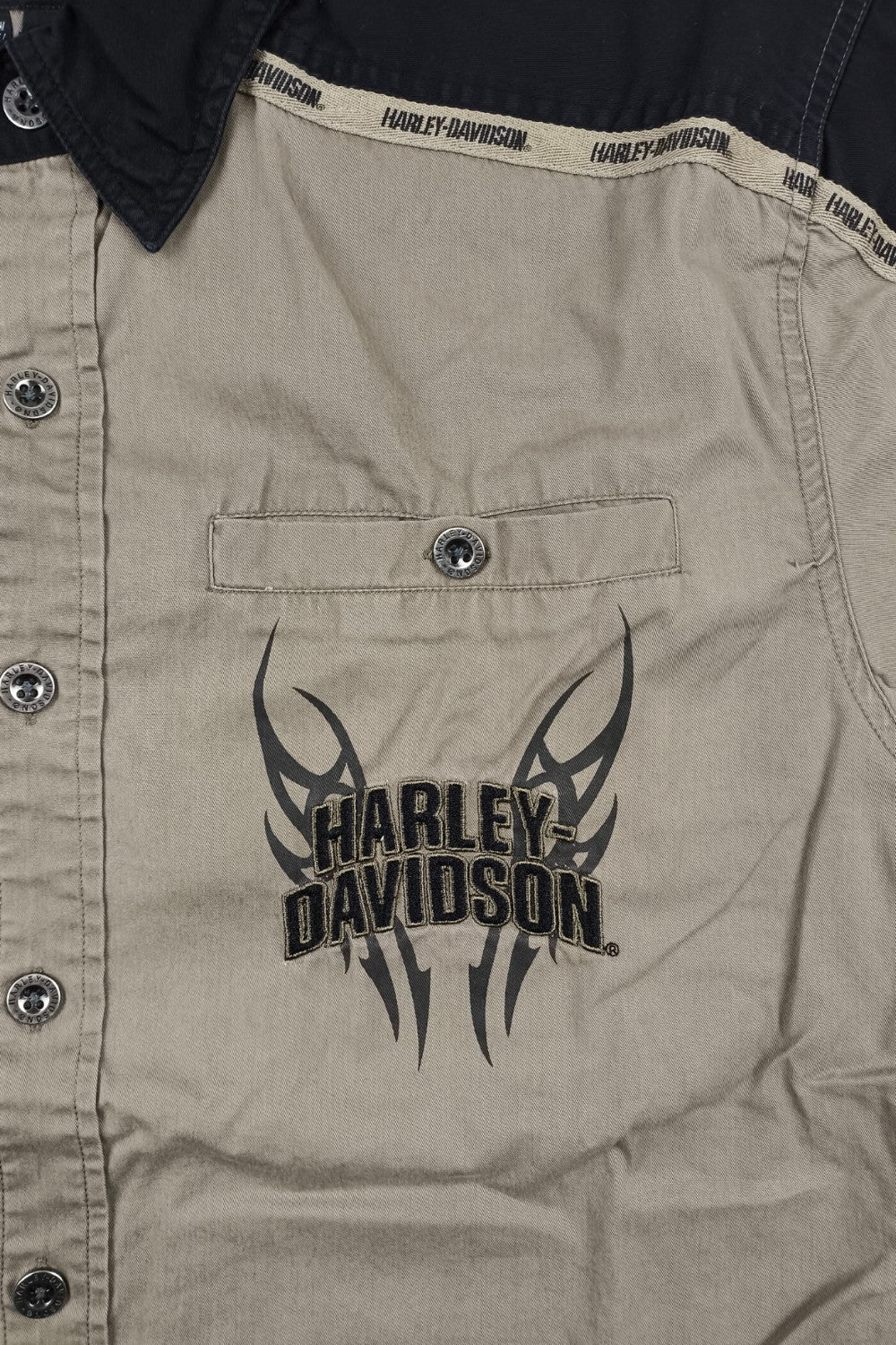 Camicia da lavoro vintage con logo Harley-Davidson beige e nera | Camicia a maniche corte con bottoni anni 2000