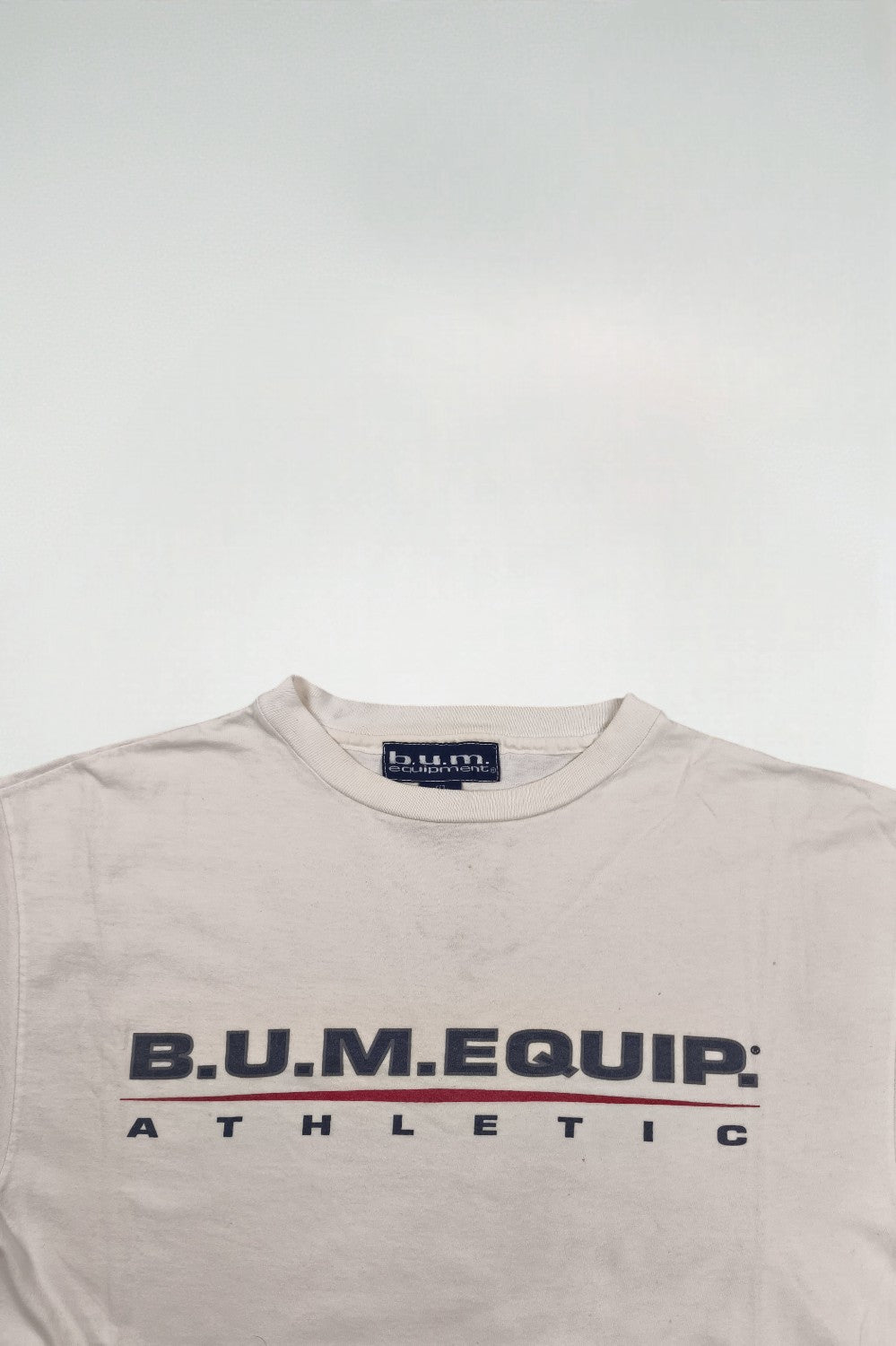 Maglietta sportiva vintage BUM Equipment bianca | Collezione di abbigliamento sportivo anni '90