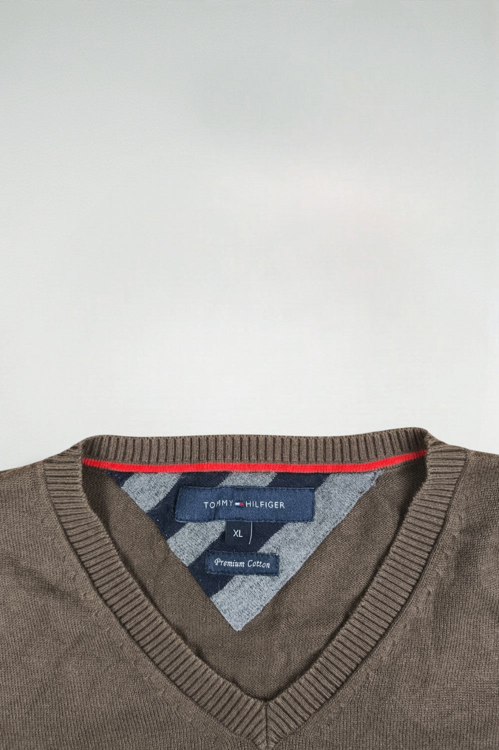 Maglione marrone Tommy Hilfiger di seconda mano | Maglieria classica essenziale