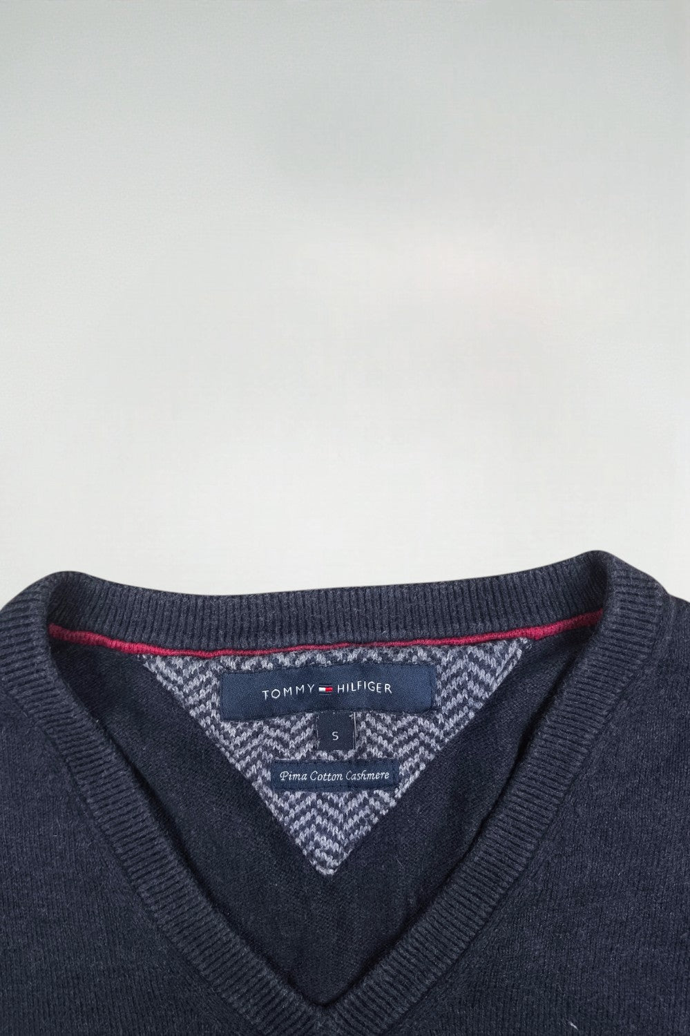 Maglione in maglia con scollo a V blu navy Tommy Hilfiger di seconda mano | Pima Cotton Cashmere