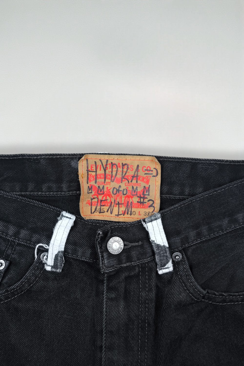Jeans vintage Levi's Custom Rework con stampa mucca, neri | Pantaloni in denim anni 2000