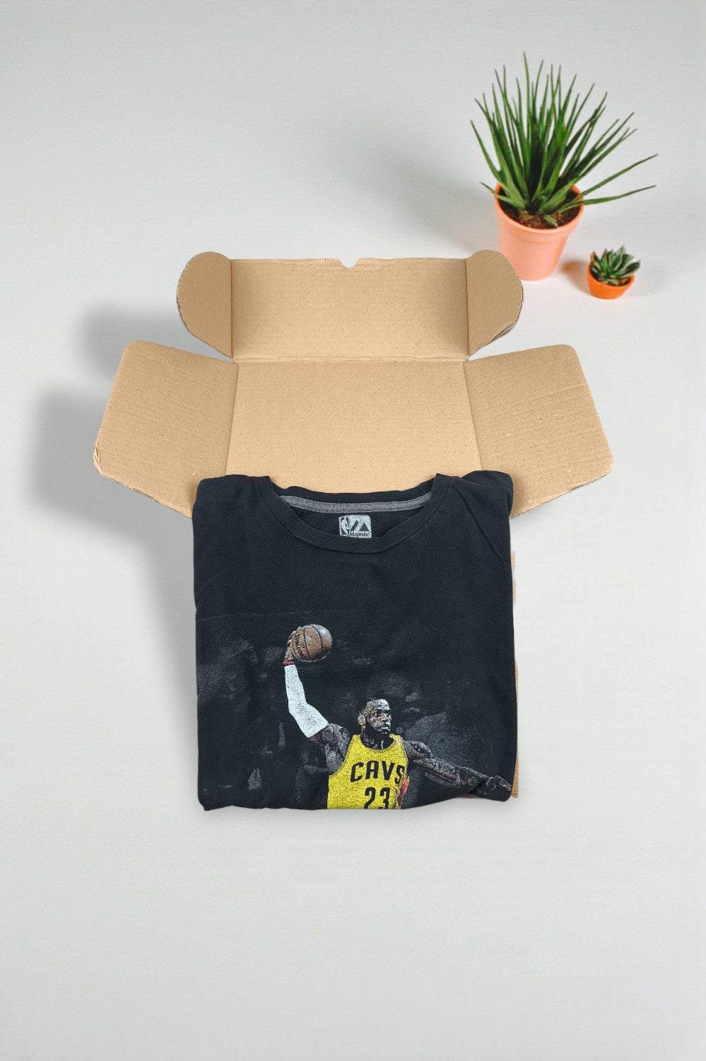 Maglietta vintage NBA Cleveland Cavaliers LeBron James con grafica nera | Maglietta da basket anni 2000