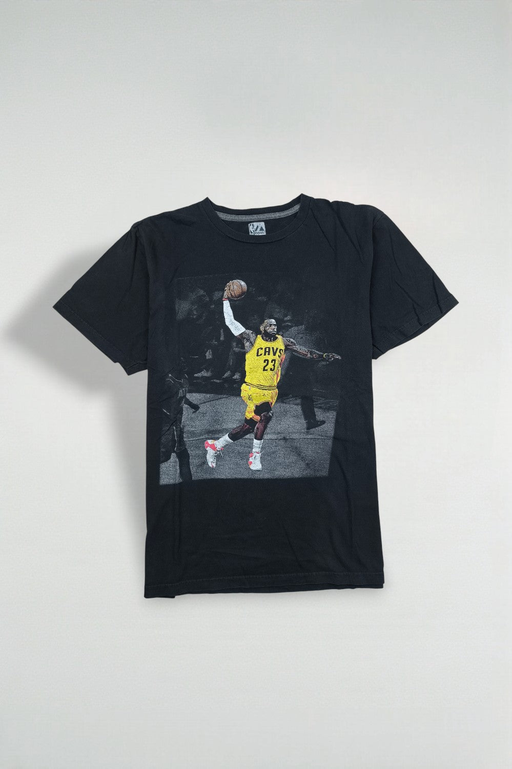 Maglietta vintage NBA Cleveland Cavaliers LeBron James con grafica nera | Maglietta da basket anni 2000