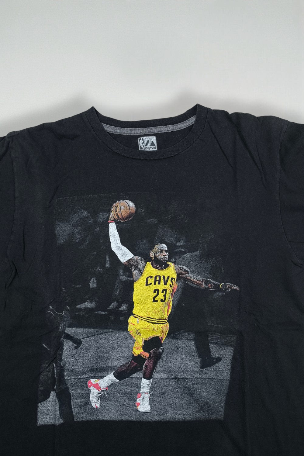 Maglietta vintage NBA Cleveland Cavaliers LeBron James con grafica nera | Maglietta da basket anni 2000