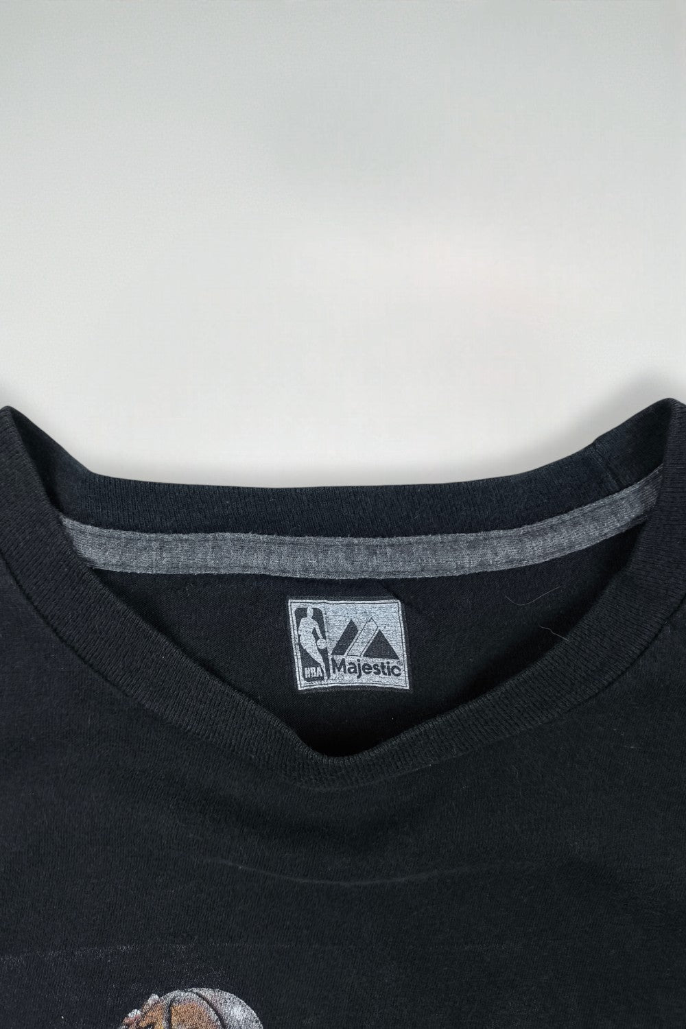 Maglietta vintage NBA Cleveland Cavaliers LeBron James con grafica nera | Maglietta da basket anni 2000