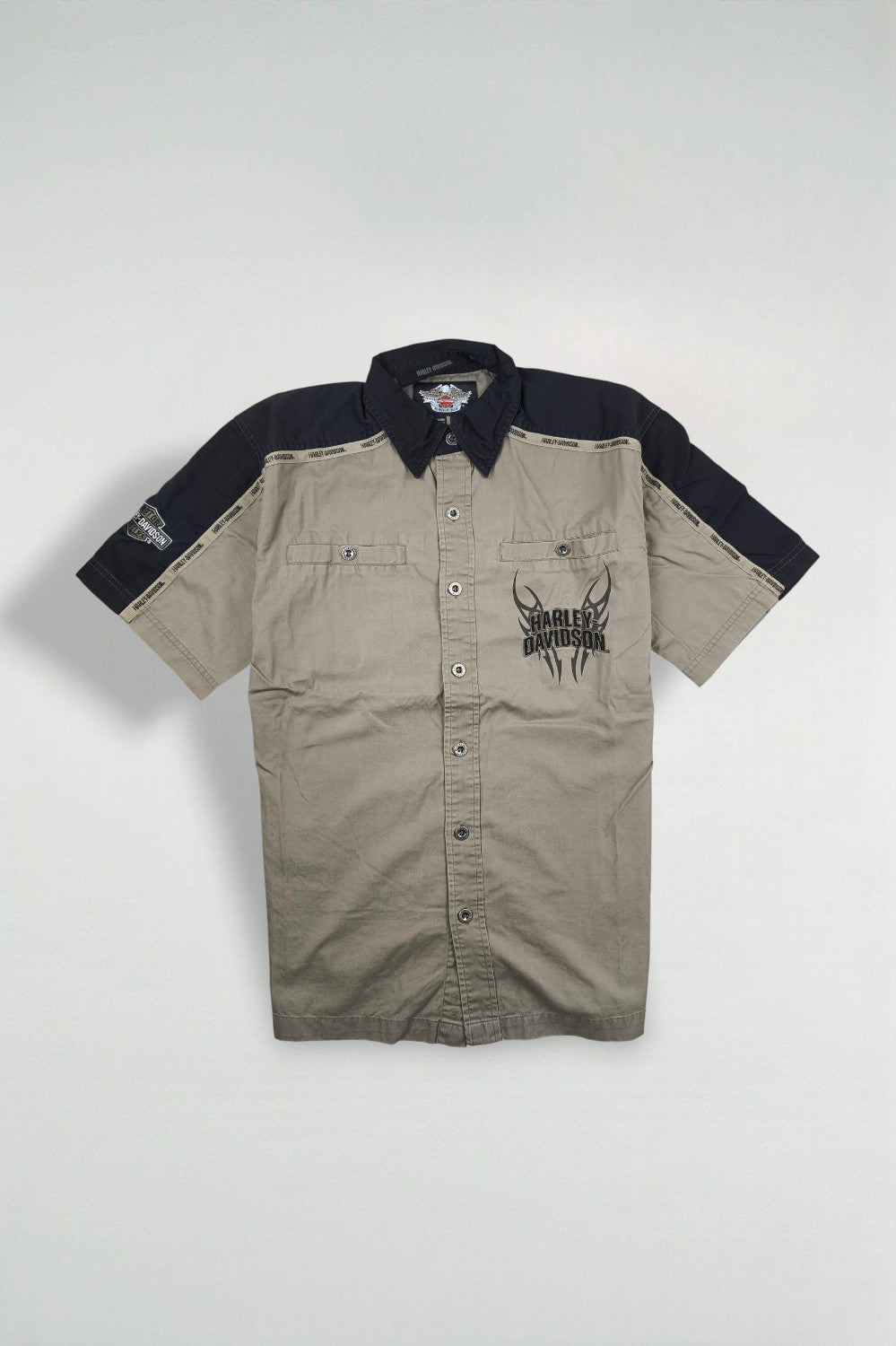 Camicia da lavoro vintage con logo Harley-Davidson beige e nera | Camicia a maniche corte con bottoni anni 2000