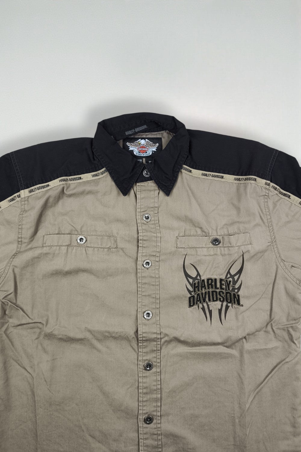 Camicia da lavoro vintage con logo Harley-Davidson beige e nera | Camicia a maniche corte con bottoni anni 2000