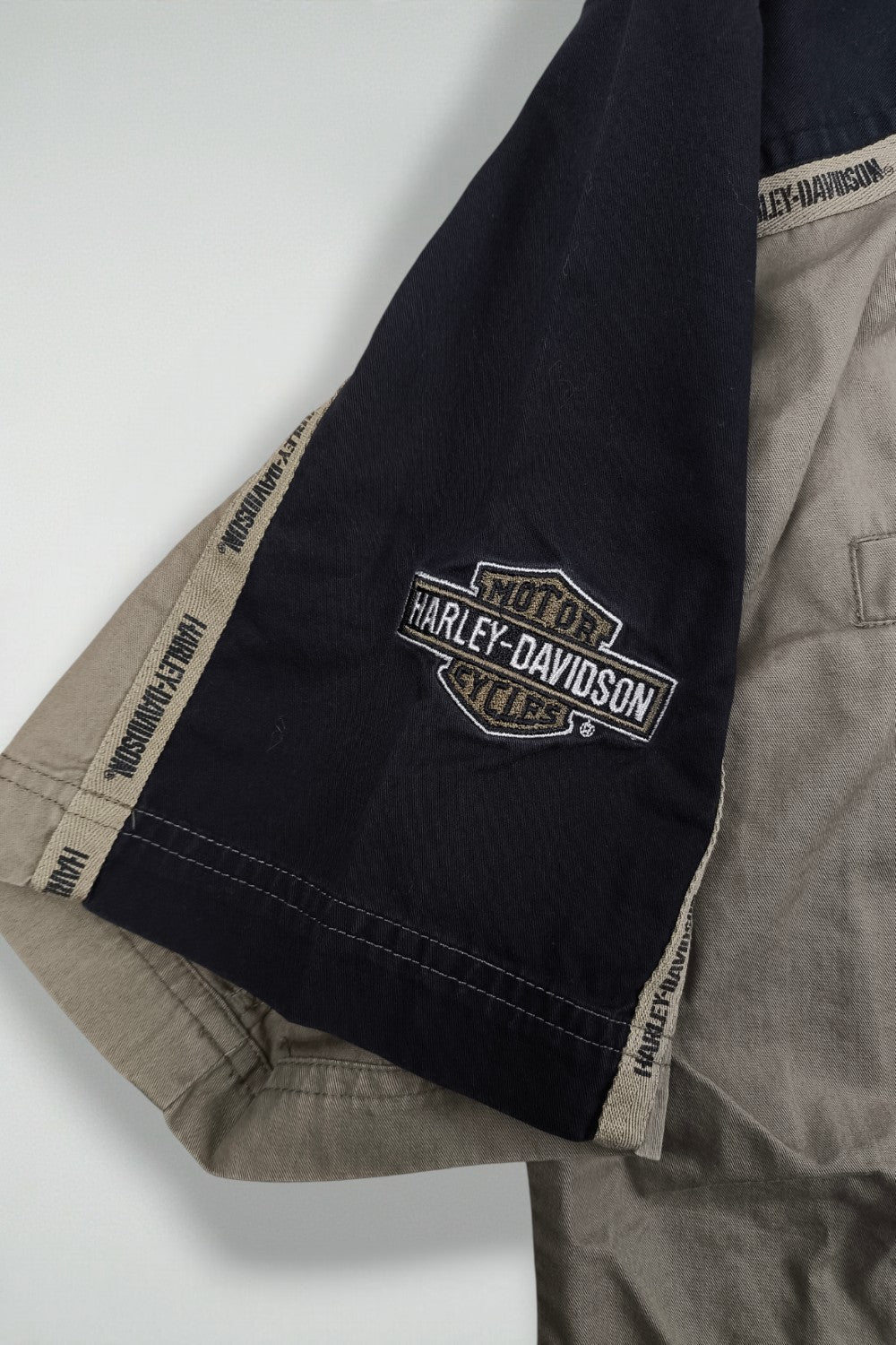 Camicia da lavoro vintage con logo Harley-Davidson beige e nera | Camicia a maniche corte con bottoni anni 2000