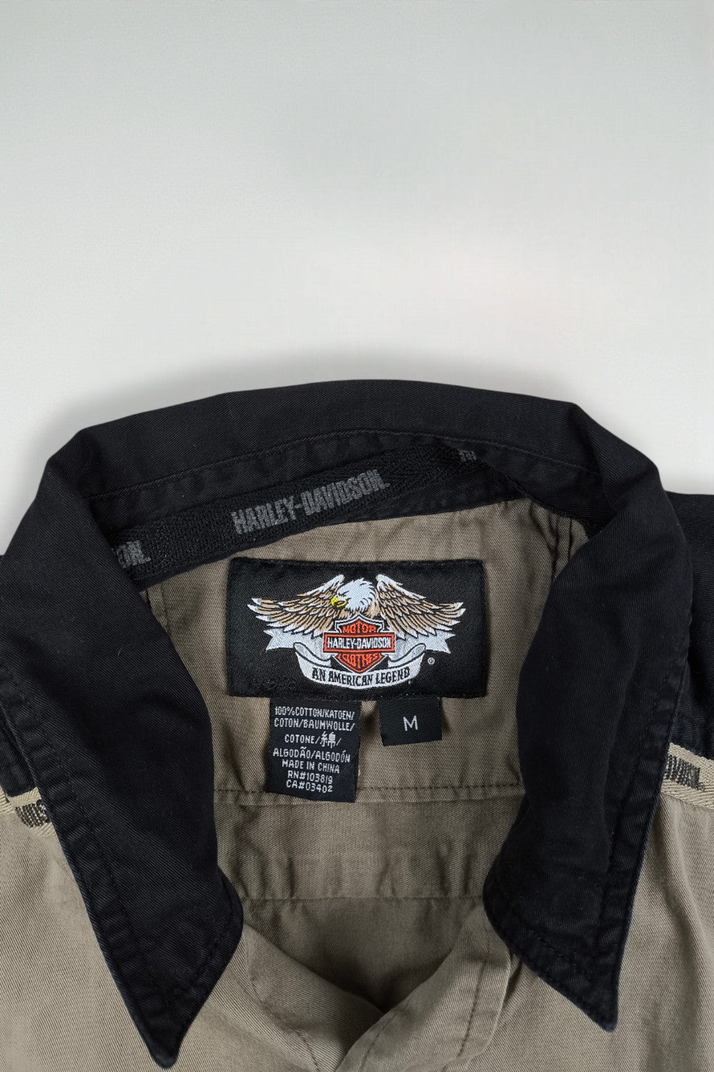 Camicia da lavoro vintage con logo Harley-Davidson beige e nera | Camicia a maniche corte con bottoni anni 2000