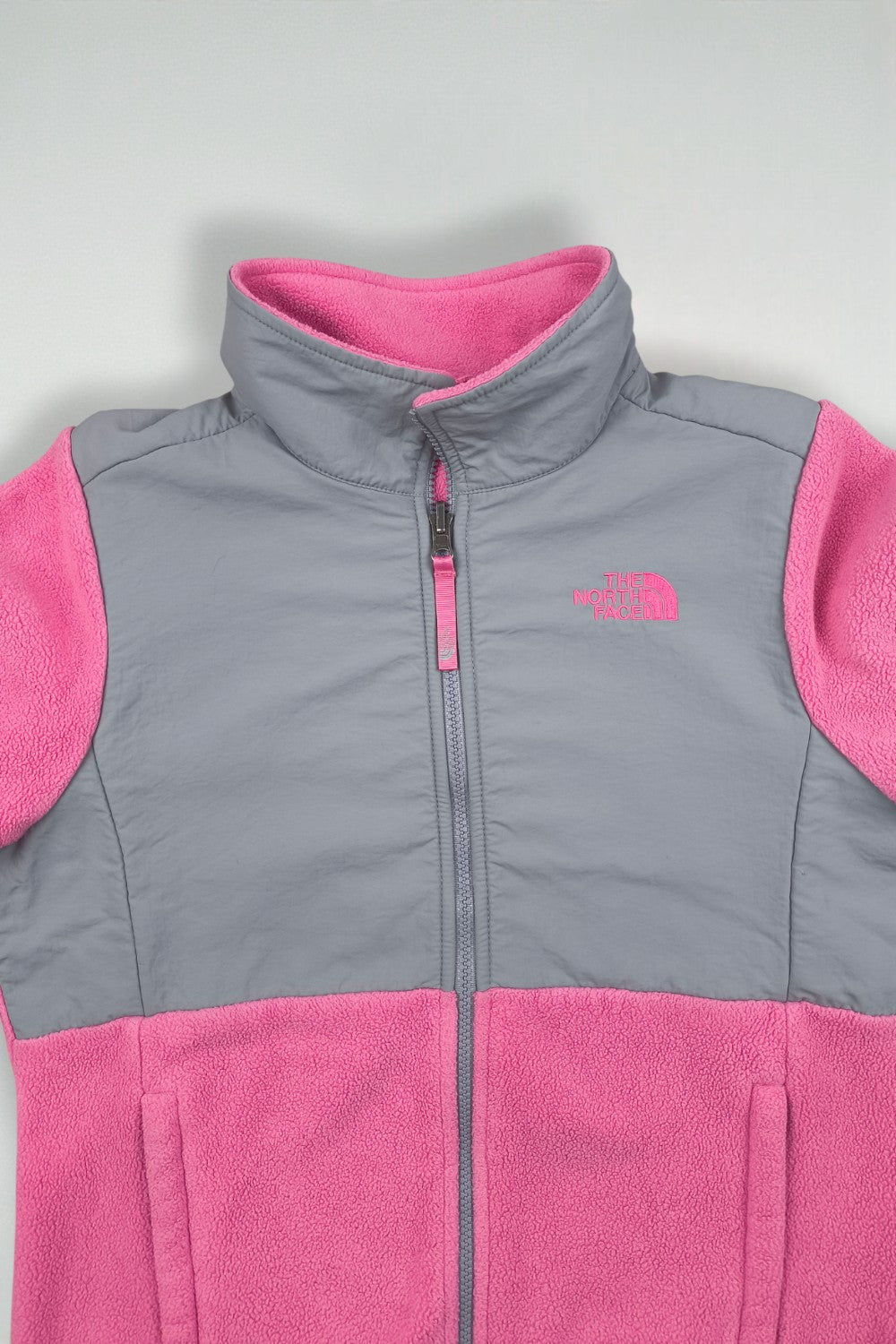 Giacca in pile The North Face Denali per ragazze di seconda mano, rosa e grigia | Giacca con cerniera per esterni
