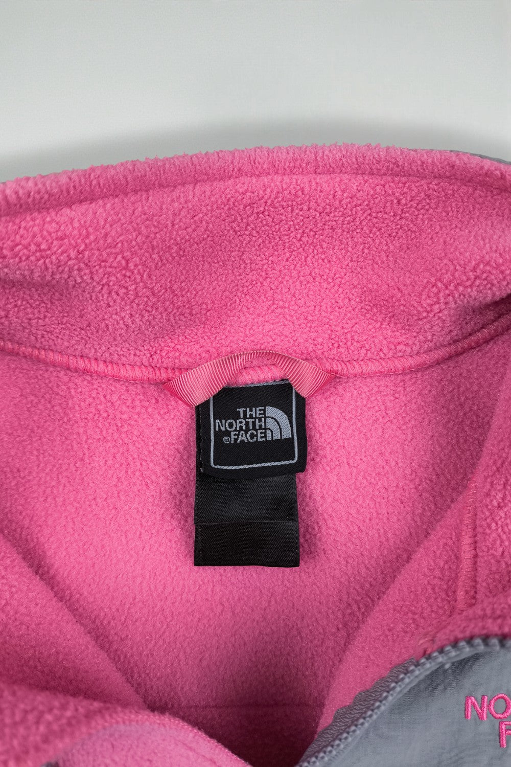 Giacca in pile The North Face Denali per ragazze di seconda mano, rosa e grigia | Giacca con cerniera per esterni