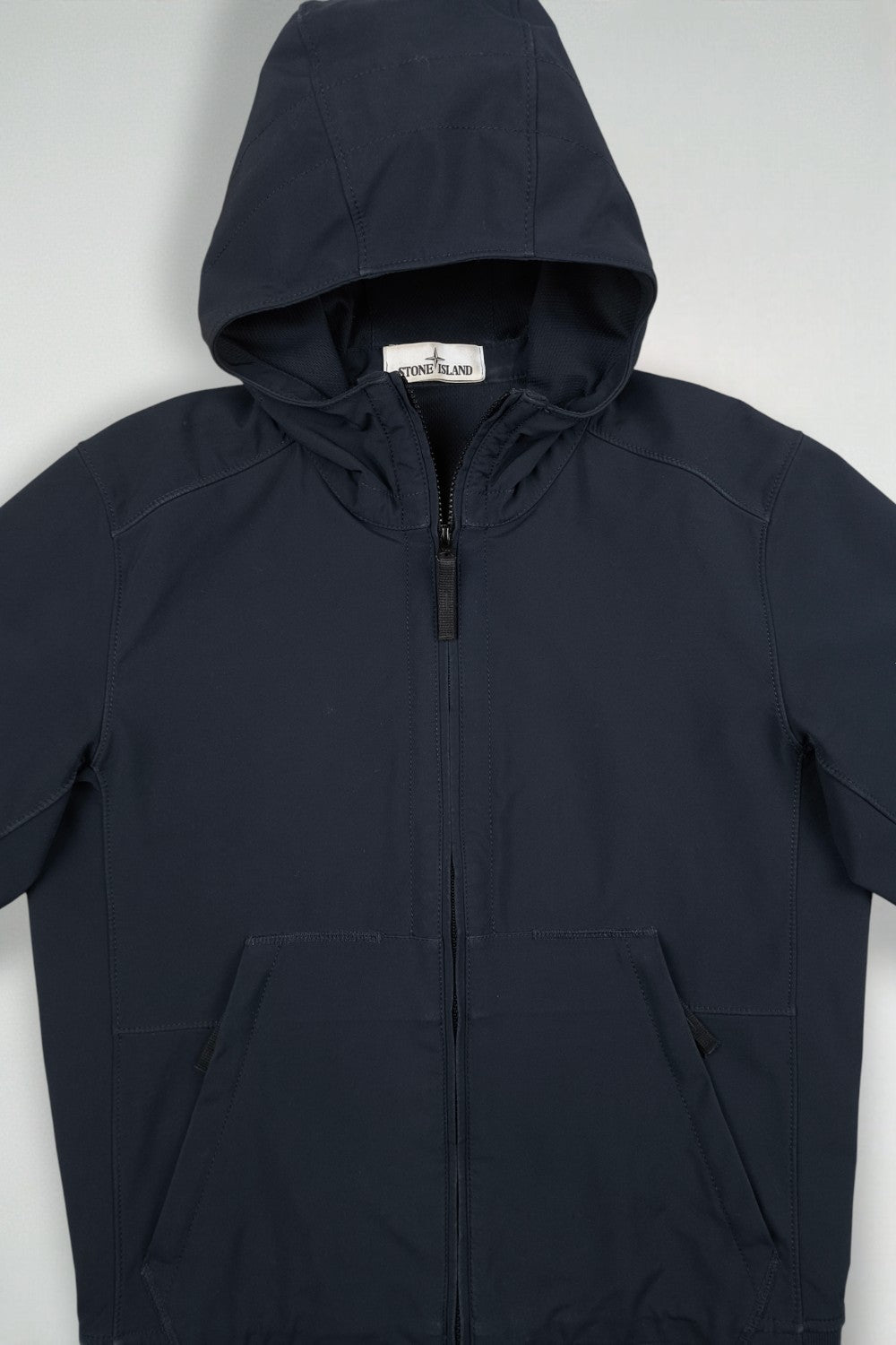 Giacca con cappuccio Stone Island Soft Shell di seconda mano, colore blu navy | Capispalla tecnici