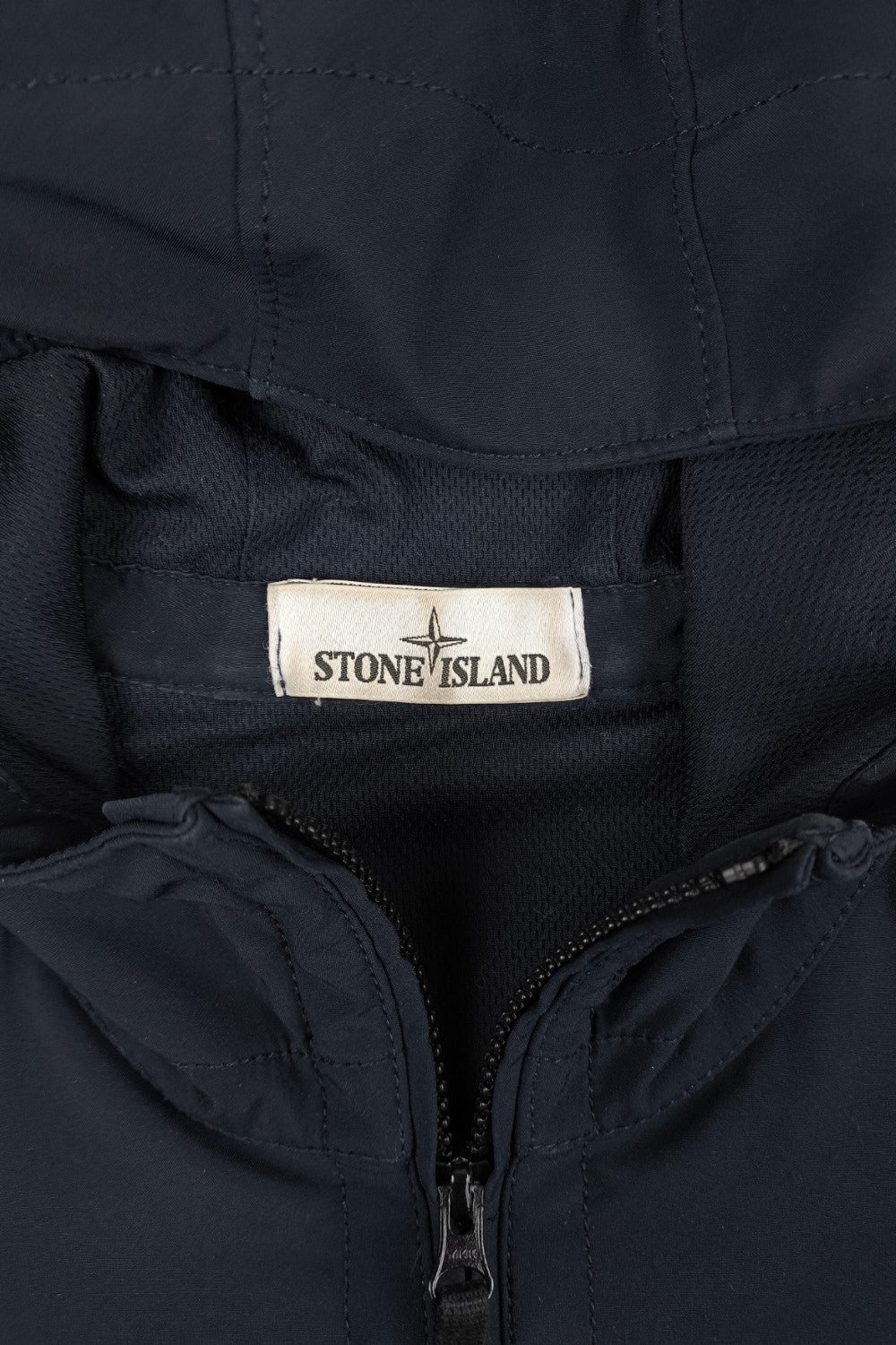 Giacca con cappuccio Stone Island Soft Shell di seconda mano, colore blu navy | Capispalla tecnici