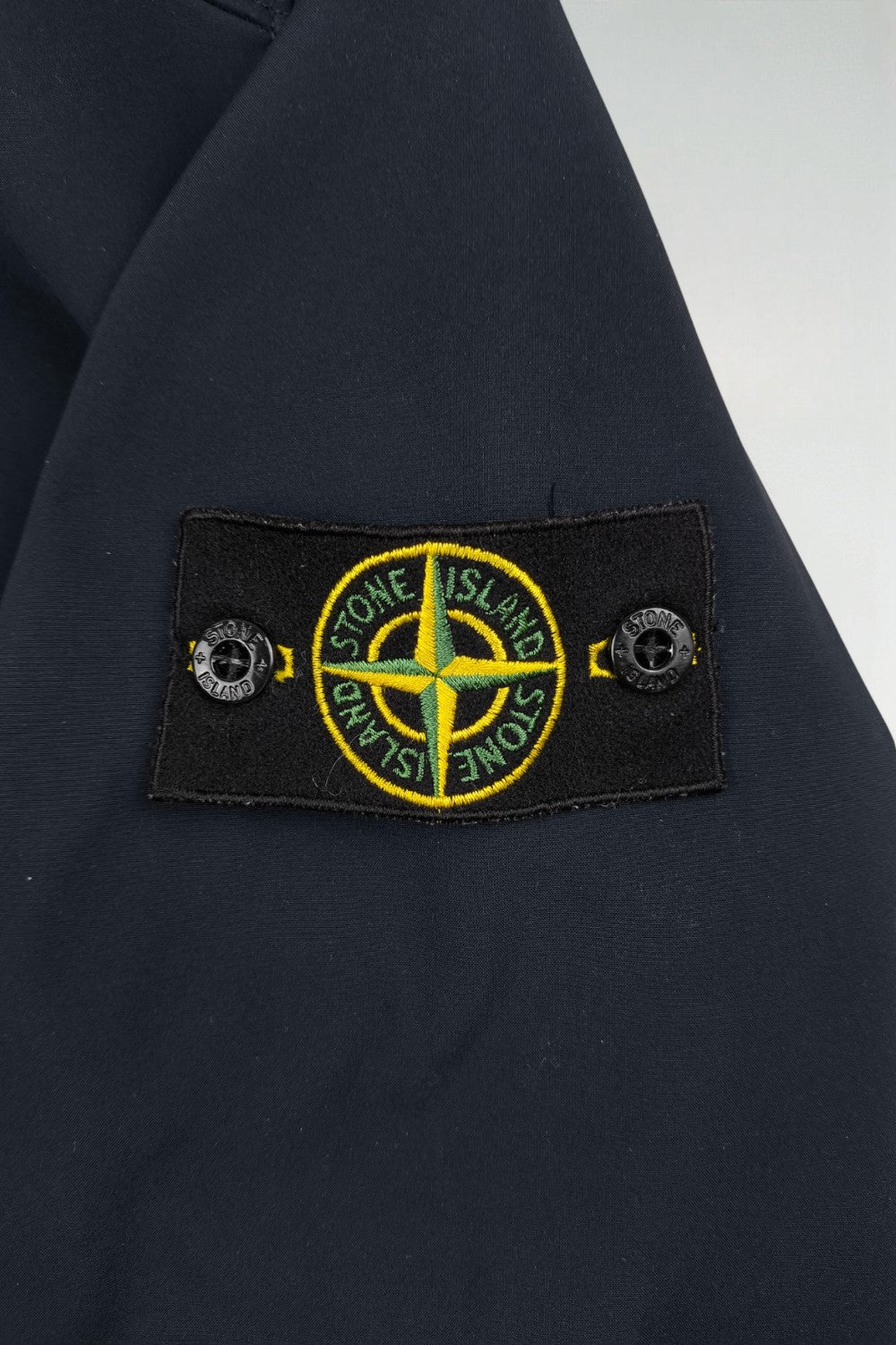 Giacca con cappuccio Stone Island Soft Shell di seconda mano, colore blu navy | Capispalla tecnici