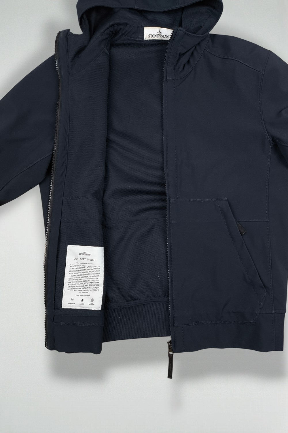 Giacca con cappuccio Stone Island Soft Shell di seconda mano, colore blu navy | Capispalla tecnici