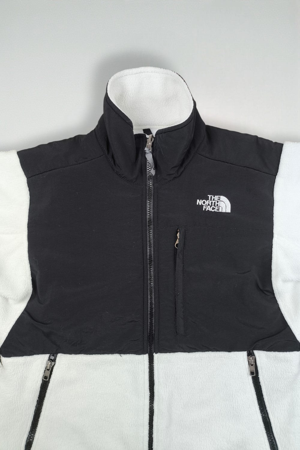 Giacca in pile vintage The North Face da donna, nera e bianca | Abbigliamento outdoor anni 2000