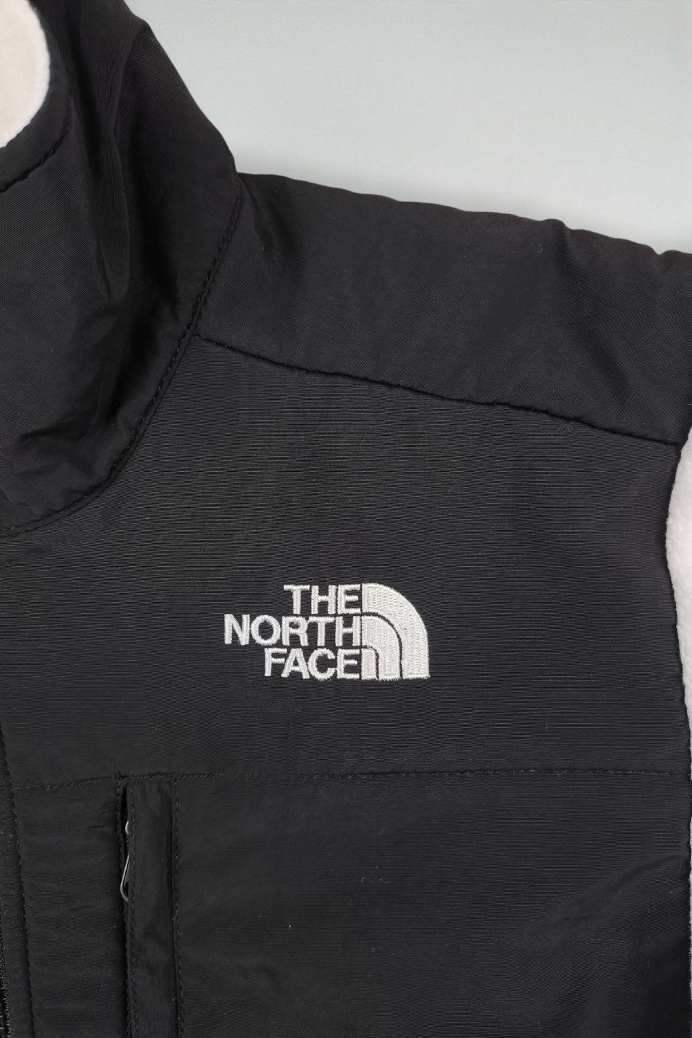 Giacca in pile vintage The North Face da donna, nera e bianca | Abbigliamento outdoor anni 2000