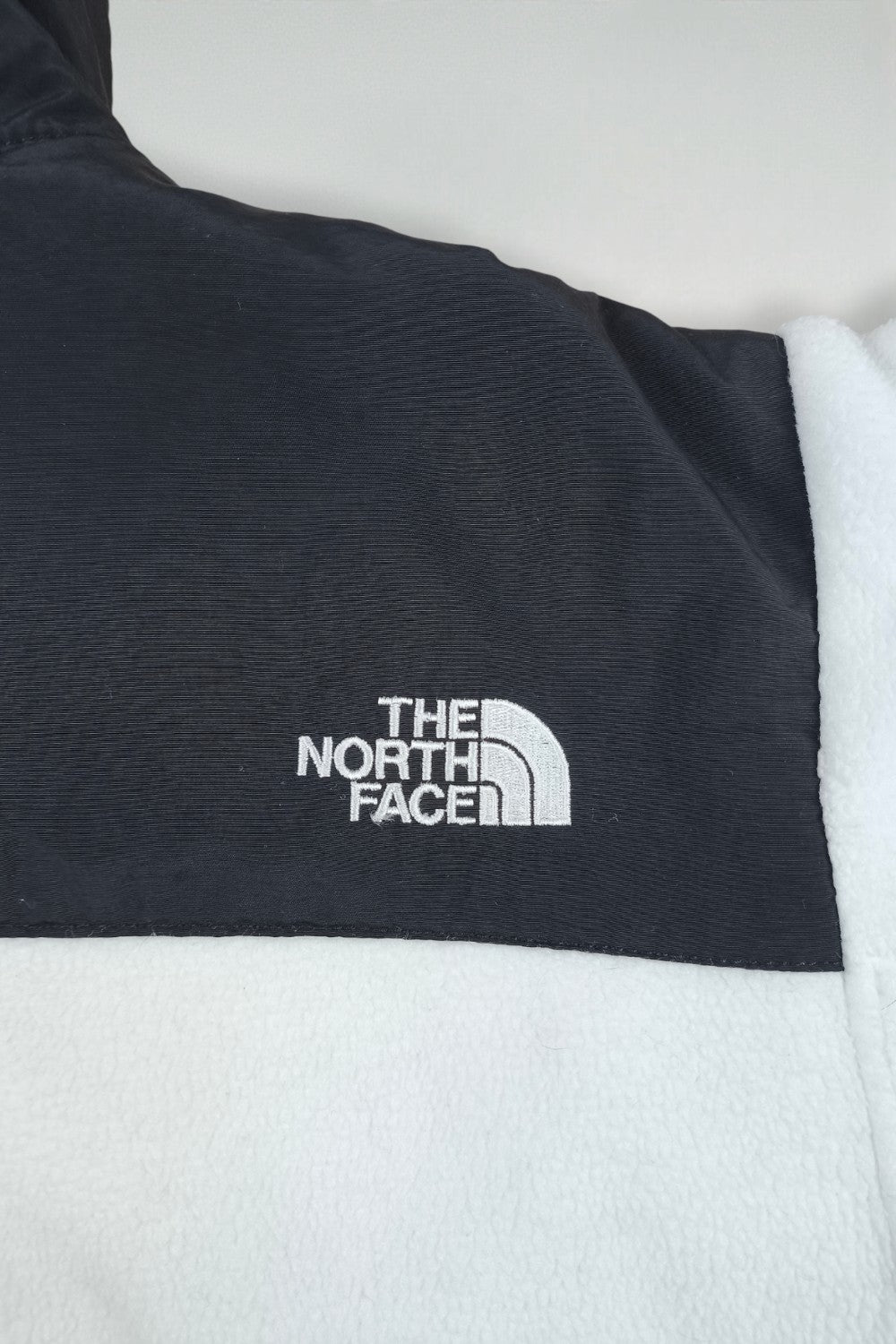 Giacca in pile vintage The North Face da donna, nera e bianca | Abbigliamento outdoor anni 2000