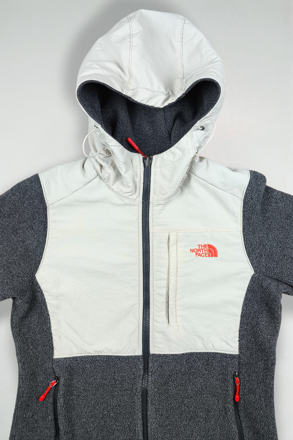 Giacca in pile con cappuccio The North Face vintage grigia e bianca | Abbigliamento da esterno da donna