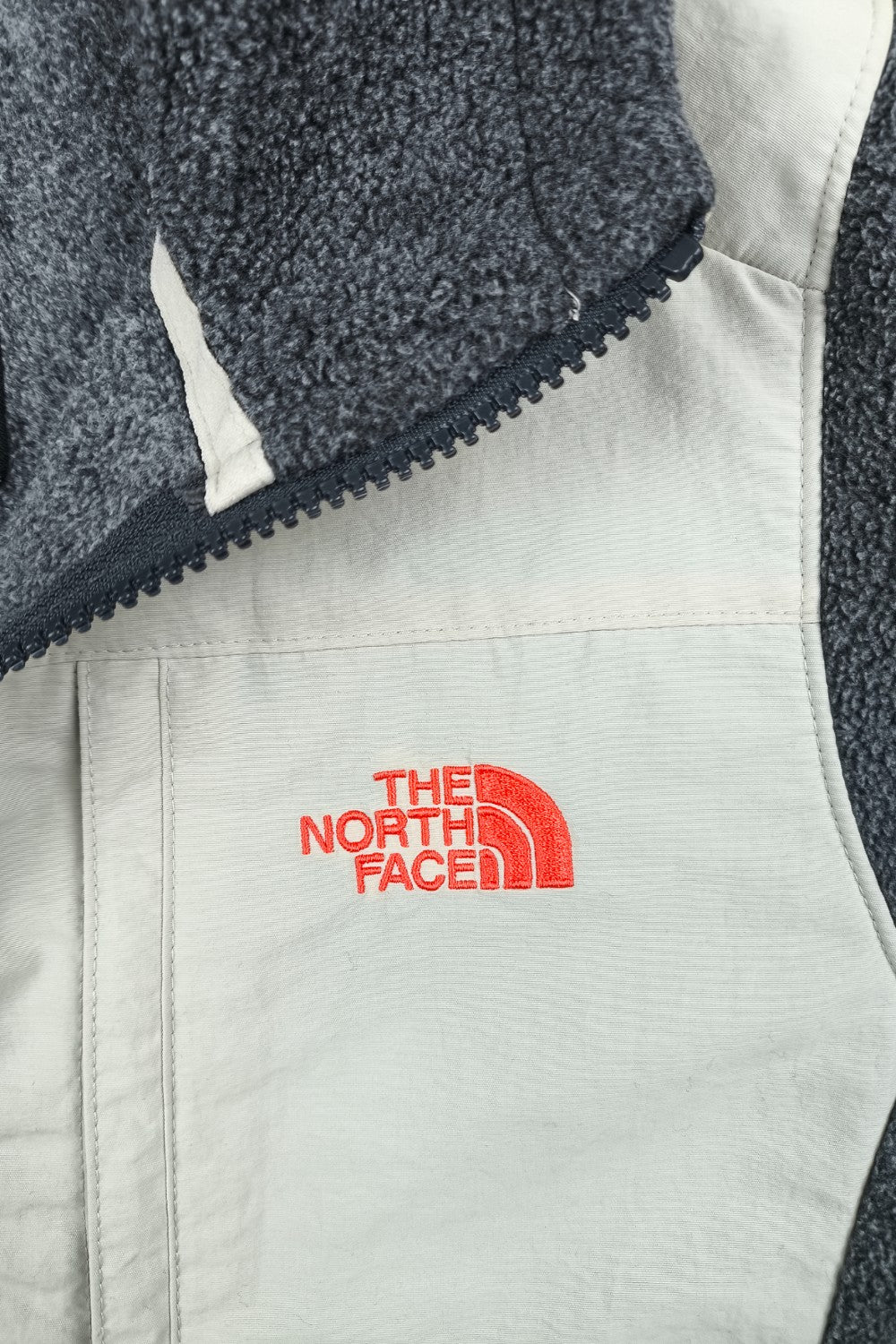 Giacca in pile con cappuccio The North Face vintage grigia e bianca | Abbigliamento da esterno da donna