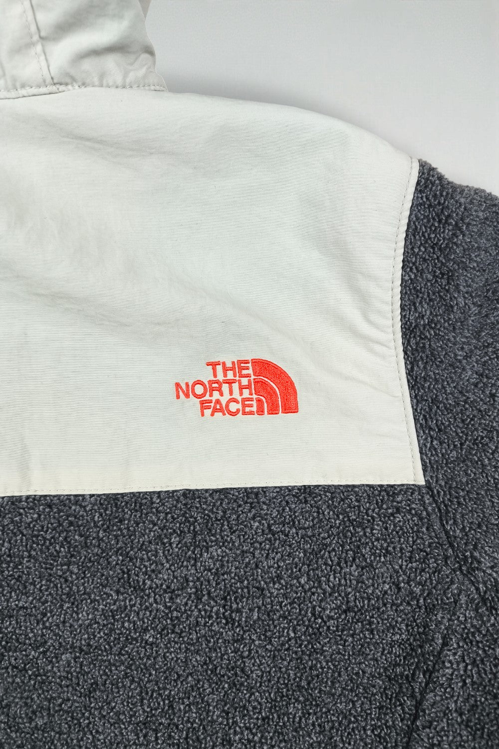 Giacca in pile con cappuccio The North Face vintage grigia e bianca | Abbigliamento da esterno da donna