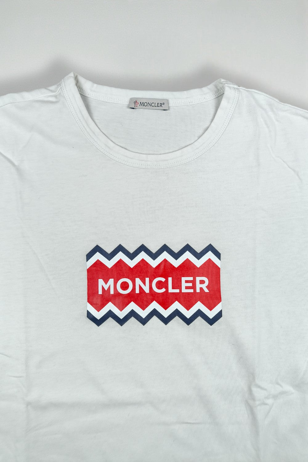 T-shirt vintage con logo grafico Moncler bianca | Abbigliamento casual di design anni 2010