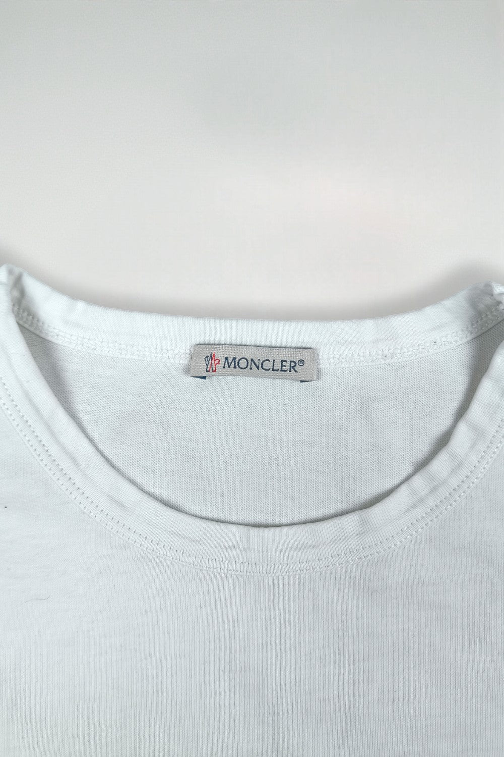 T-shirt vintage con logo grafico Moncler bianca | Abbigliamento casual di design anni 2010