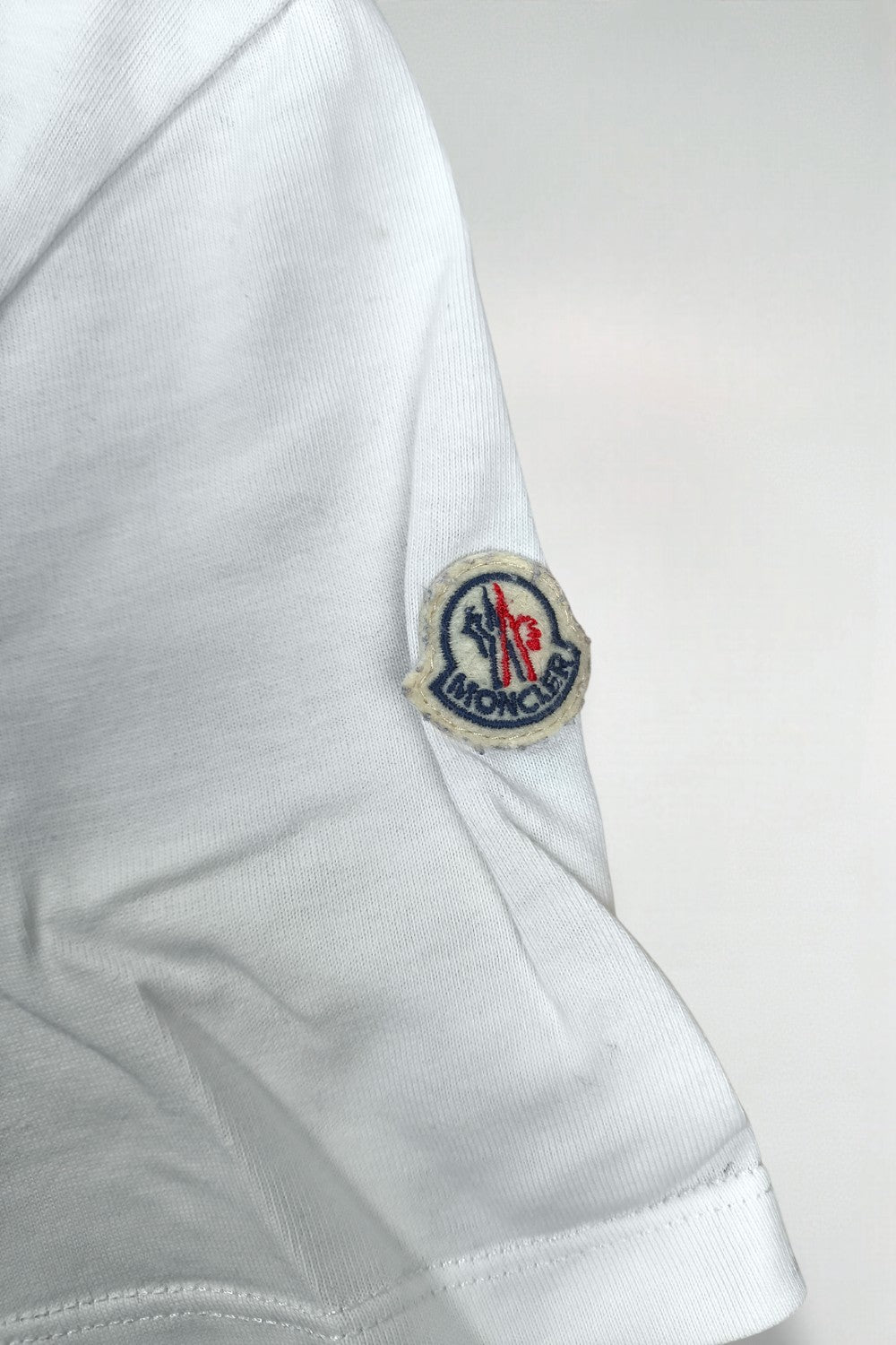 T-shirt vintage con logo grafico Moncler bianca | Abbigliamento casual di design anni 2010