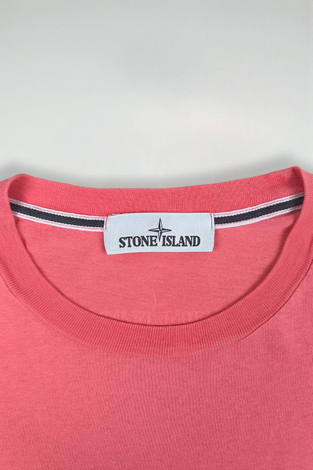 Maglietta vintage Stone Island con logo della bussola rosa | Abbigliamento casual da strada anni 2000