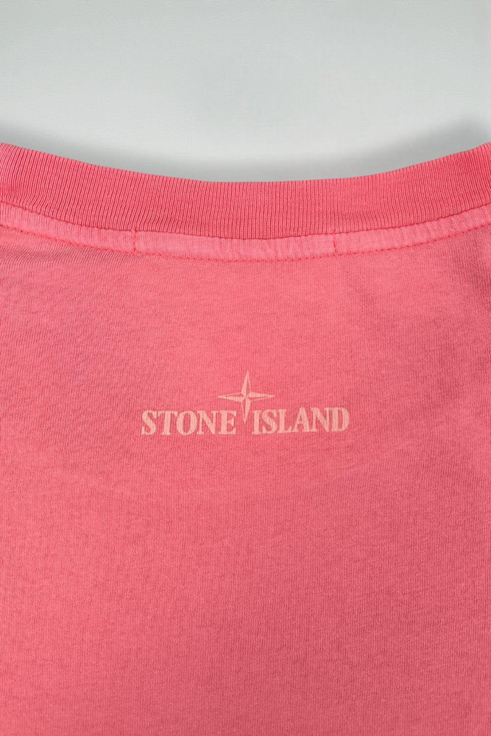 Maglietta vintage Stone Island con logo della bussola rosa | Abbigliamento casual da strada anni 2000